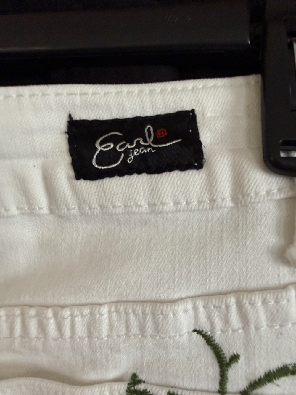 Earl Jean White Denim Mini Skirt Rose Embroidery Raw Hem Size 6 Boho - Picture 9 of 9